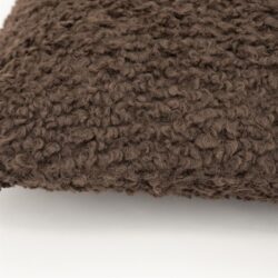 Knuffelige, zachte stof met een apart gekruld textuur in bruin, perfect voor meubelbekleding en woonaccessoires.