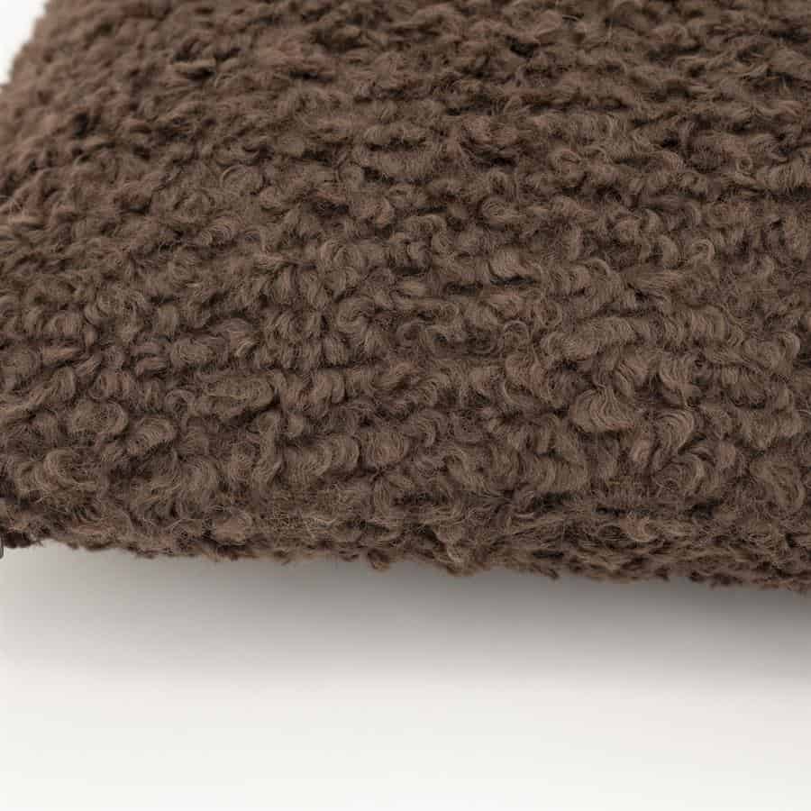 Knuffelige, zachte stof met een apart gekruld textuur in bruin, perfect voor meubelbekleding en woonaccessoires.