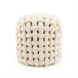 Vloerkleed van geweven stof in beige voor een modern interieur.