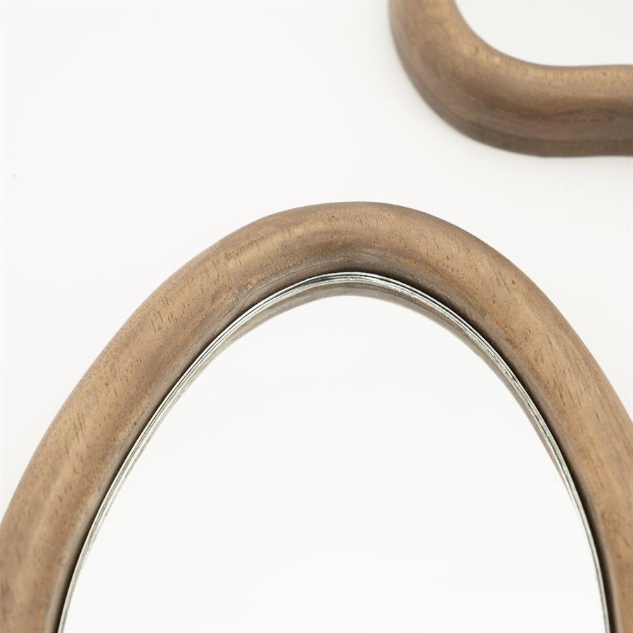 Elegante houten frame van meubels met afgeronde hoeken en metaalaccenten, perfect voor moderne en tijdloze interieuraccenten.