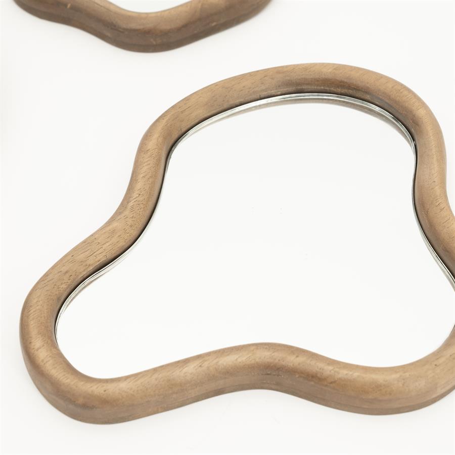 Organisch gevormde houten miniatuur spiegel, modern design, meubels accessoires, natuurlijke materialen, stijlvolle decoratie, luxe woninginrichting, handgemaakt, elegant en uniek, houten afwerking, Mokana Meubelen.