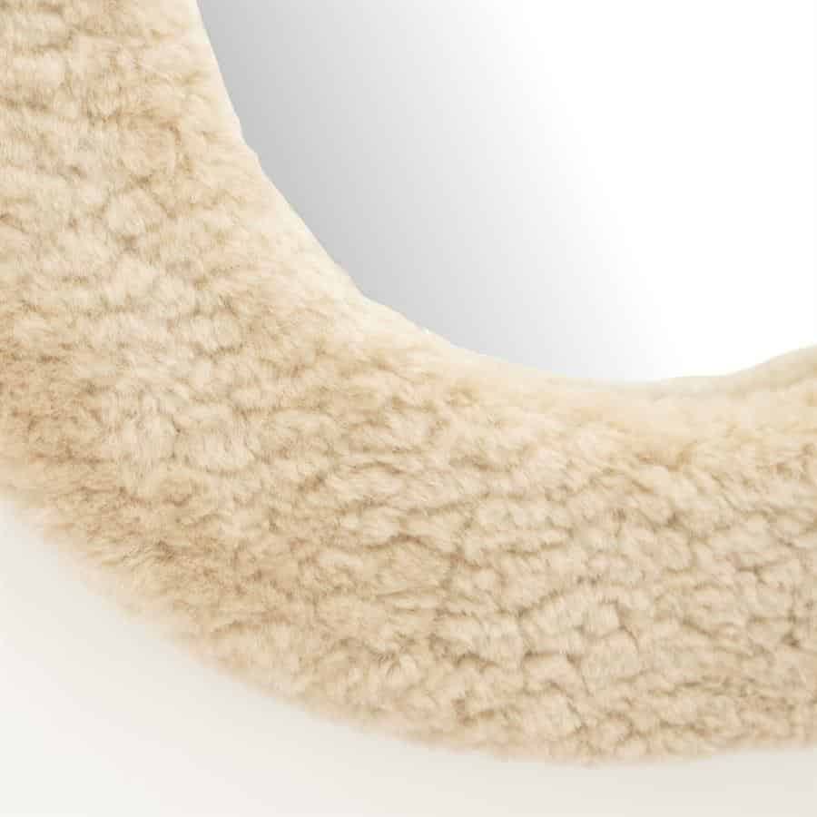 Zachte beige wollen deurmat voor een warme en uitnodigende uitstraling in huis.