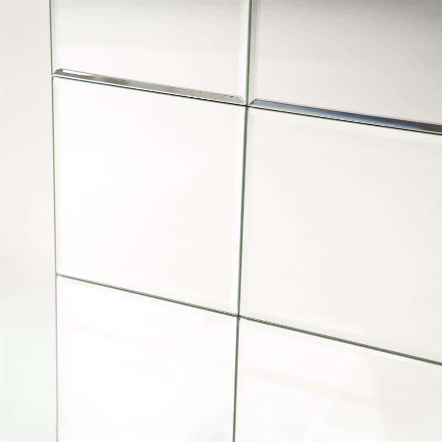 Strak en modern meubelstuk met glanzende witte oppervlakken en metalen accenten, perfect voor een eigentijdse interieurinrichting.