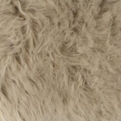 Knuffelige beige, pluizige en zachte wollen textuur, perfect voor warme woonaccessoires en meubels van Mokana Meubelen.