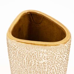 Stoffen bakje van keramiek met speelse textuur, perfect voor woonaccessoires of decoratie op een eettafel of bureau.