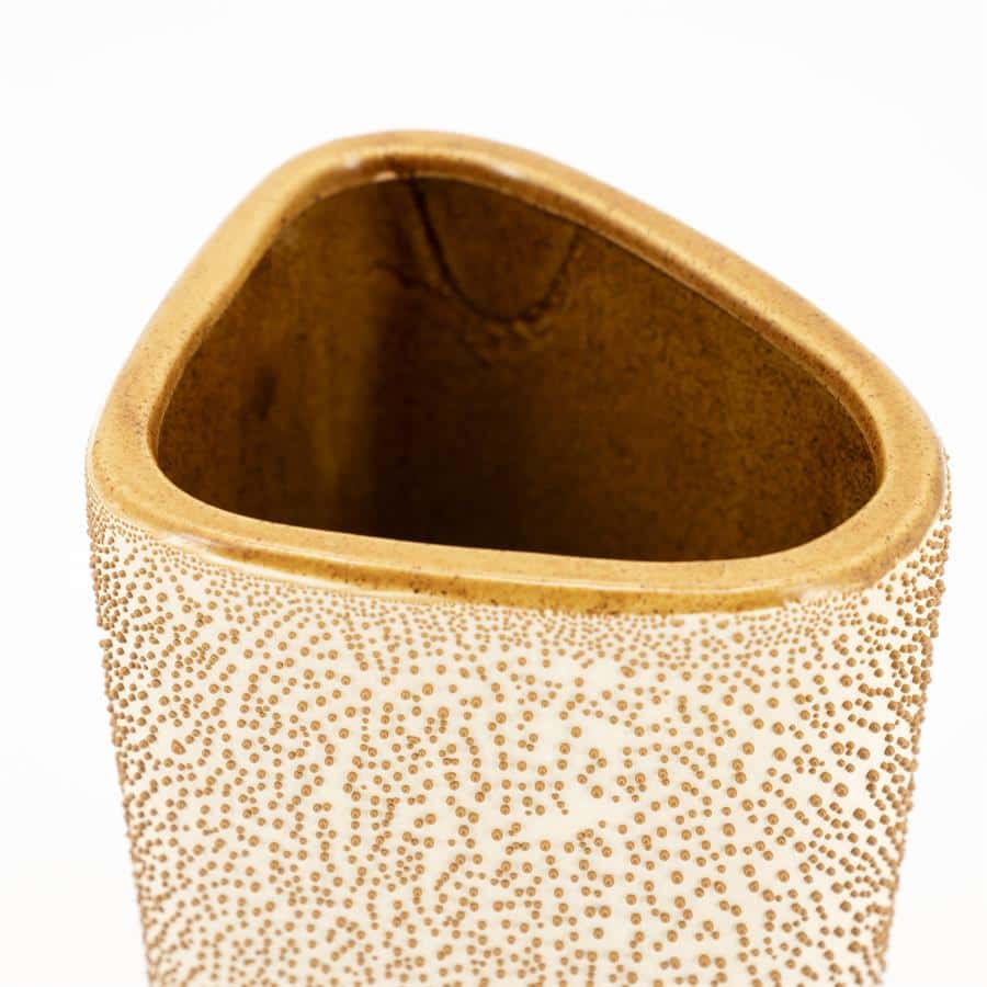 Stoffen bakje van keramiek met speelse textuur, perfect voor woonaccessoires of decoratie op een eettafel of bureau.