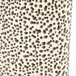 Luxe metalen vaas met zwarte stippen, modern design.