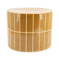 Ronde houten bijzettafel in caramel kleur met keramische tegels en witte randdetails, perfect voor modern en uniek interieurdesign.