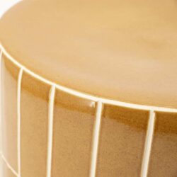 Elegant houten tafel met slanke, witte metalen poten perfect voor een moderne woonkamer of eetkamer. Duurzaam en strak design, ideaal voor interieurliefhebbers die functionaliteit en stijl combineren.