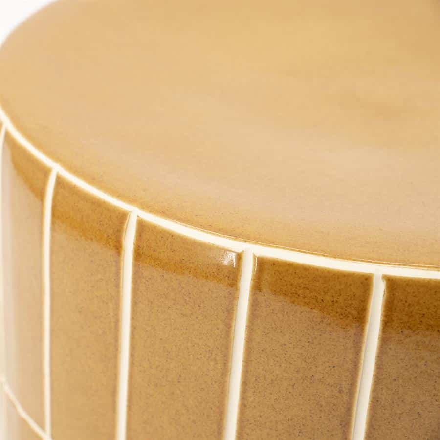 Elegant houten tafel met slanke, witte metalen poten perfect voor een moderne woonkamer of eetkamer. Duurzaam en strak design, ideaal voor interieurliefhebbers die functionaliteit en stijl combineren.