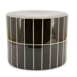 Elegante zwarte bijzettafel met witte verticale lijnen, modern design en glanzende afwerking, perfect voor een stijlvol interieur.