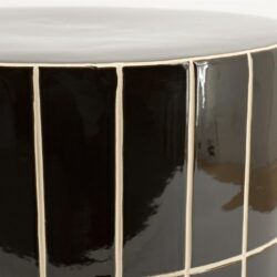 Eigentijdse zwarte en witte keramische tegels voor een moderne meubelafwerking bij Mokana Meubelen.