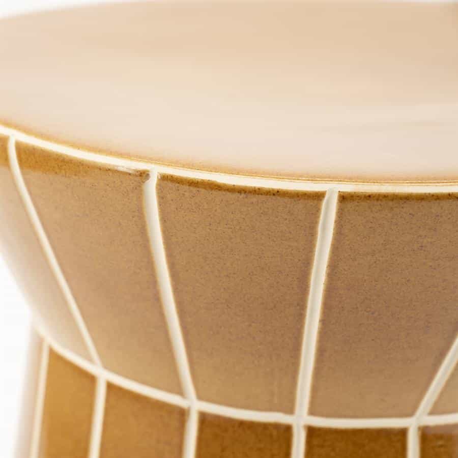 Modern design houten salontafel met metalen frame, afgewerkt in naturel hout en witte metalen accenten, perfect voor eigentijdse woonruimtes.