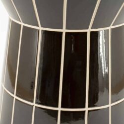 Hoogwaardige zwarte keramische tegels met witte voeglijnen voor meubels en decoratie.