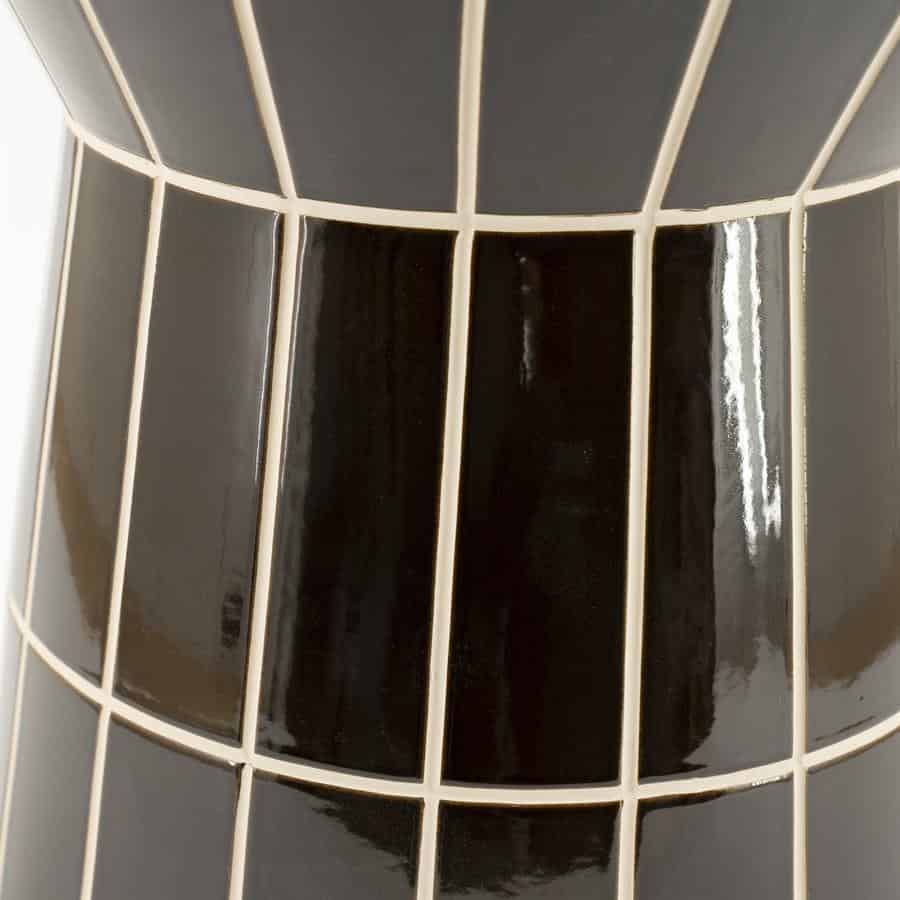 Hoogwaardige zwarte keramische tegels met witte voeglijnen voor meubels en decoratie.