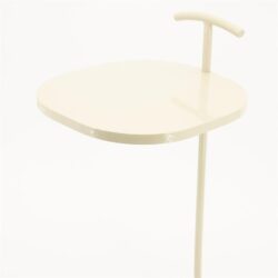 Robuuste witte tuinstandaard met keramische bijzettafel en praktische handgreep, ideaal voor modern tuinmeubilair en outdoor gebruik.