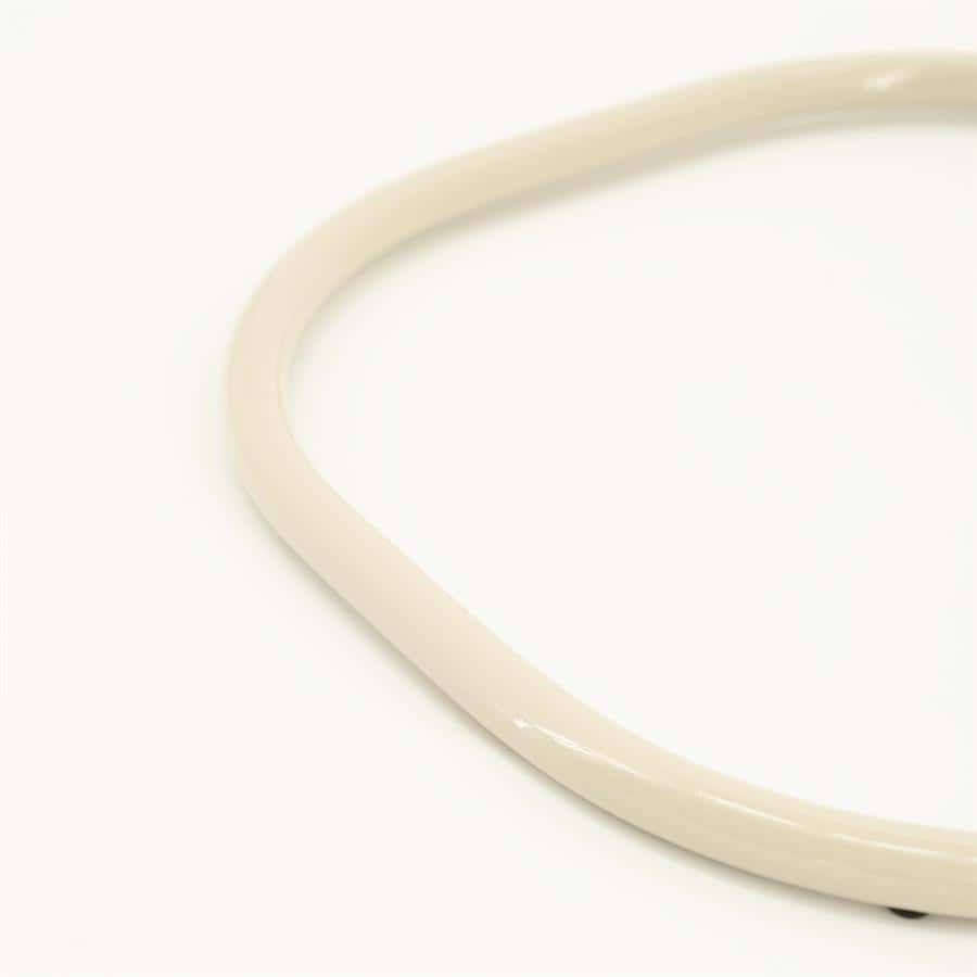 Ronde witte tafelrand, minimalistisch meubelontwerp, modern interieuraccessoire, stijlvolle en strakke afwerking, ontworpen voor functionele en elegante woonruimtes, Mokana Meubelen.