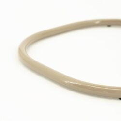 Ronde beige metalen draadmand voor meubels en decoratie.