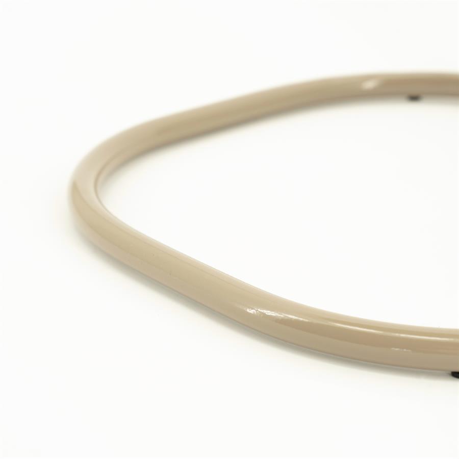 Ronde beige metalen draadmand voor meubels en decoratie.