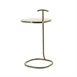 Krukje met opklapbaar tafelblad, modern design, multifunctioneel meubel voor woonkamer of slaapkamer, gemaakt van duurzame materialen, in off-white en metallic afwerking.