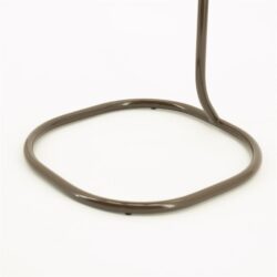 Stalen onderstel van een modern excentriek meubelstuk, passend bij Mokana Meubelen collectie. Elegante en strakke constructie voor stijlvolle interieuraccessoires.