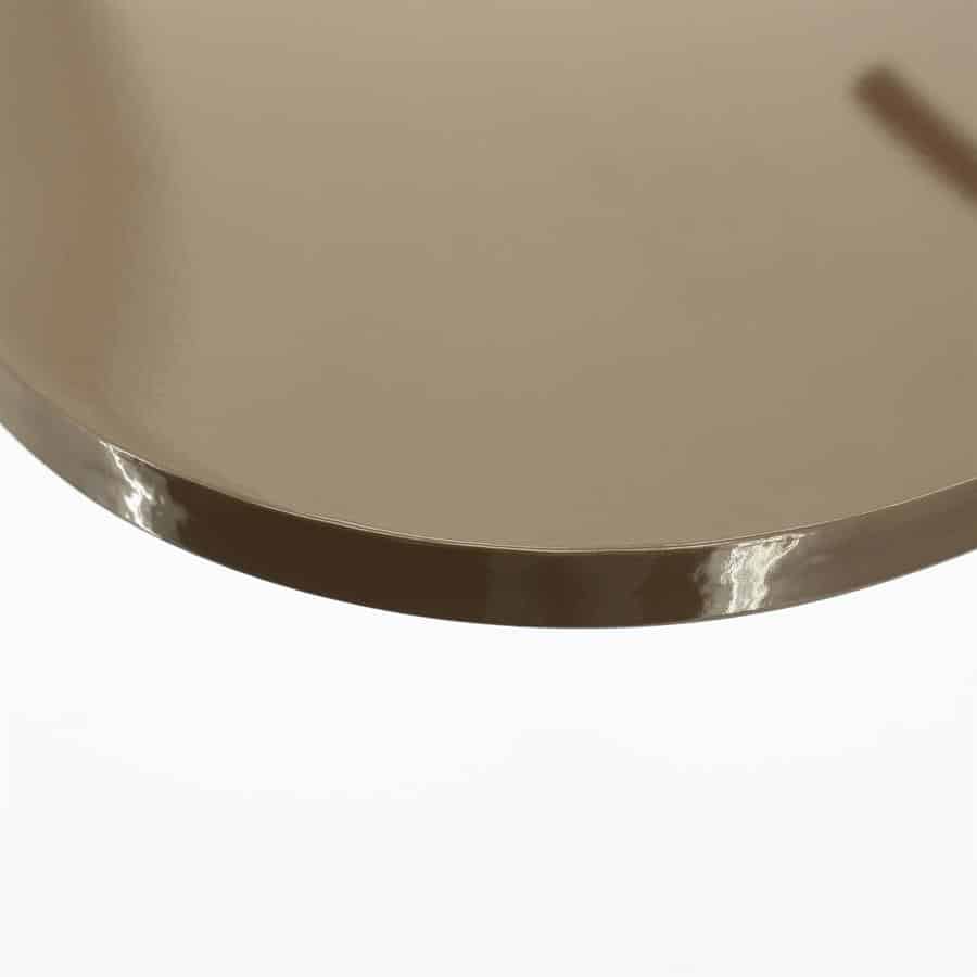 Strak afgewerkt tafelblad van hout met een glanzende epoxyafwerking, modern en elegant design, ideaal voor woonkamer of eetkamer.