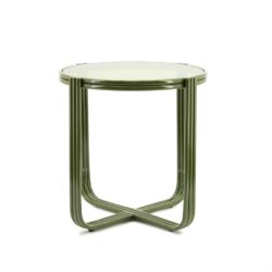 Mokana Meubelen design bijzettafel met groene metalen standaard en glazen blad.