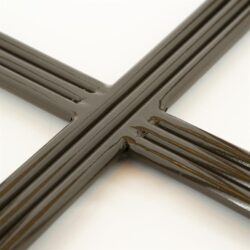 Rvs afwerking voor Mokana meubels, close-up van nauwkeurig en glad afgewerkte lijnen.