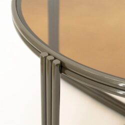 Robuust metalen tafelpoten onder een modern houten tafelblad, perfect voor woon- of kantoorinterieurs met stijlvolle en duurzame meubelopties.