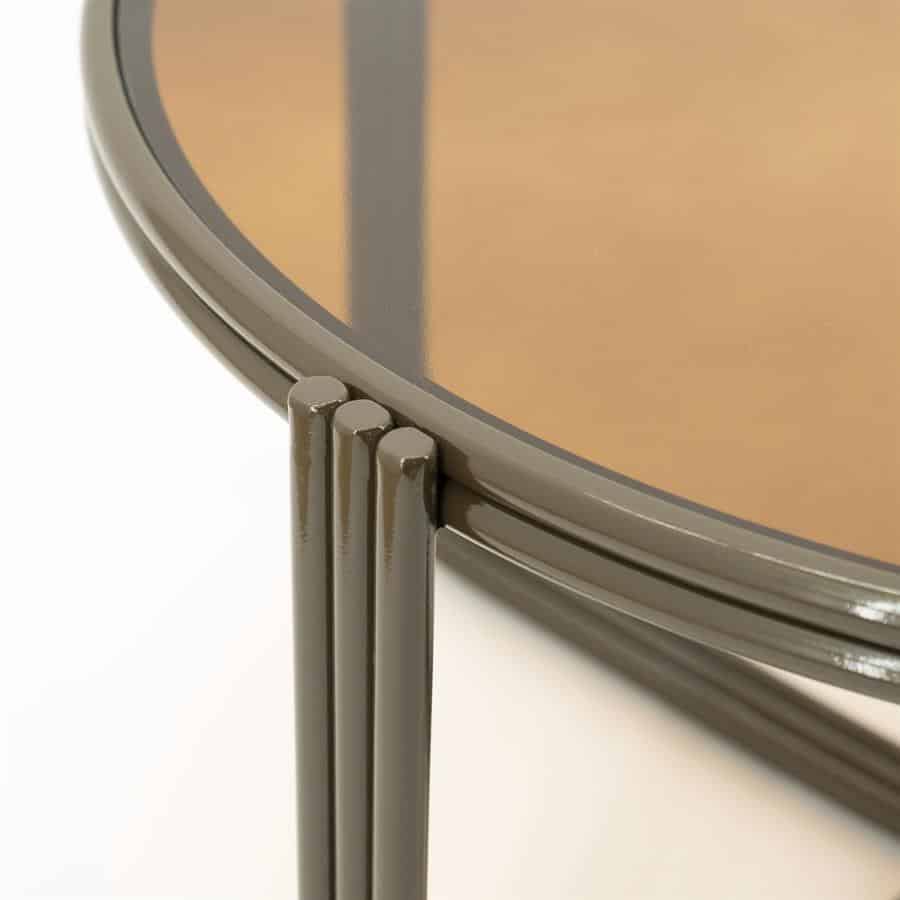 Robuust metalen tafelpoten onder een modern houten tafelblad, perfect voor woon- of kantoorinterieurs met stijlvolle en duurzame meubelopties.