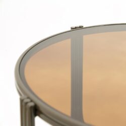 Elegante ronde bijzettafel met melamine top en metalen frame, perfect voor modern interieur, ontworpen door Mokana Meubelen.