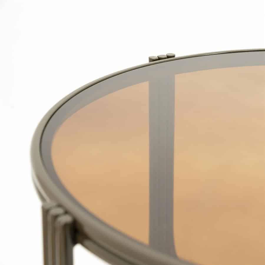 Elegante ronde bijzettafel met melamine top en metalen frame, perfect voor modern interieur, ontworpen door Mokana Meubelen.