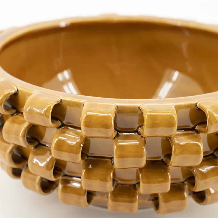 Grote decoratieve keramische bloemenpot in bruin glazuur, perfect voor interieurversiering.