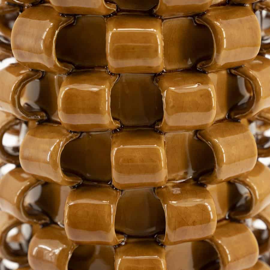 Unieke set van vintage Mokana keramische mokken, gestapeld voor een artistieke look en perfect voor koffie- en theeliefhebbers. Ideal voor een retro interieur of als decoratie met praktische gebruiksmogelijkheden.