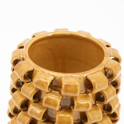 Vaas van keramiek met unieke gekartelde structuur in warme aardetinten, perfect voor interieuraccenten en bloemarrangementen.