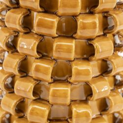 Rustieke keramieken bekers in een patroon, ideaal voor keuken- en horeca-inrichting. Handgemaakt houten meubels en inrichting van hoge kwaliteit, passend bij duurzame en stijlvolle interieurprojecten.