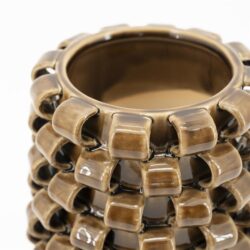 Robuuste keramische vaas met uniek design en textuur, perfect voor in moderne interieurstijl. Uniek handgemaakt vaasje van Mokana Meubelen, ideaal als decoratie of mooie geschenkidee.