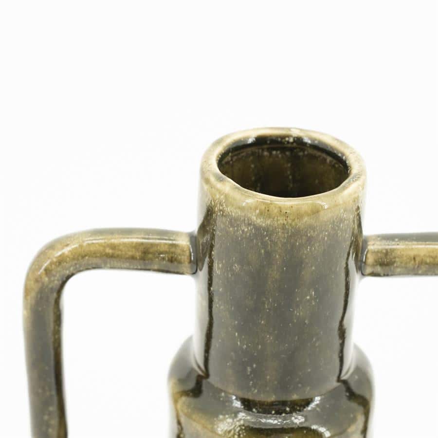 Oude keramische vaas met een rustieke afwerking en handvatten, ideaal voor vintage interieurdecoratie.