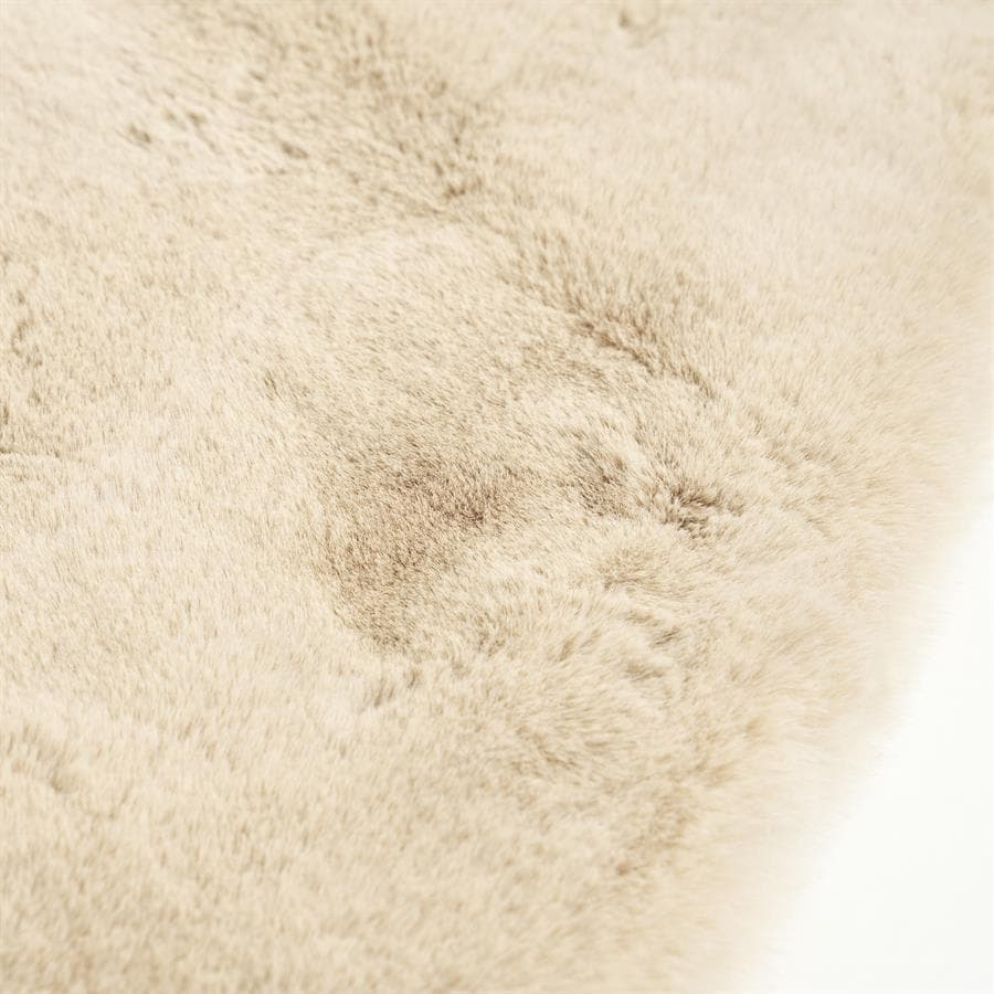 Zacht beige vloerkleed van hoogwaardige kwaliteit, perfect voor een warme en gezellige woonruimte.