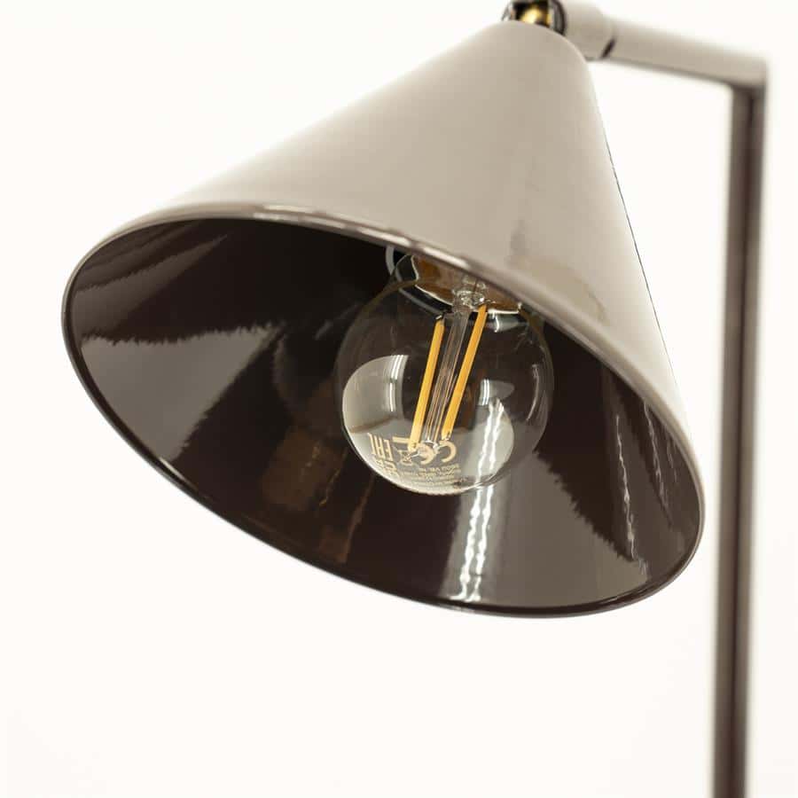 Eenvoudige zwarte metalen vloerlamp met verstelbare kap en zichtbaar gloeilamp, modern en minimalistisch design.