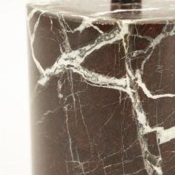 Marmeren tafelblad met naturel elegantie, warme bruin en witte aderen, perfect voor luxe meubelontwerp, vakmanschap en duurzame meubels van Mokana Meubelen.