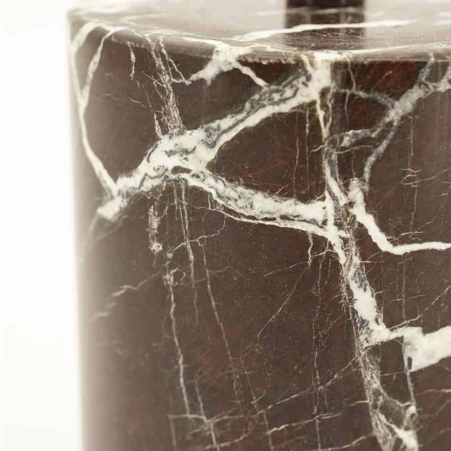 Marmeren tafelblad met naturel elegantie, warme bruin en witte aderen, perfect voor luxe meubelontwerp, vakmanschap en duurzame meubels van Mokana Meubelen.