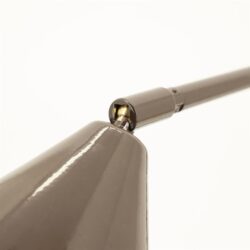 Kruk voor meubels, detail van een meubelonderdeel, modern design van Mokana Meubelen, custom meubels, meubelaccessoires, staal en verf afwerking, hoogwaardige meubelonderdelen, design maatwerk, duurzame meubelmaterialen, vakmanschap in meubels, industriële stijl meubels, eigentijdse meubelaccessoires, design en functionaliteit, innovatief meubelontwerp, maatwerk meubelstukken.