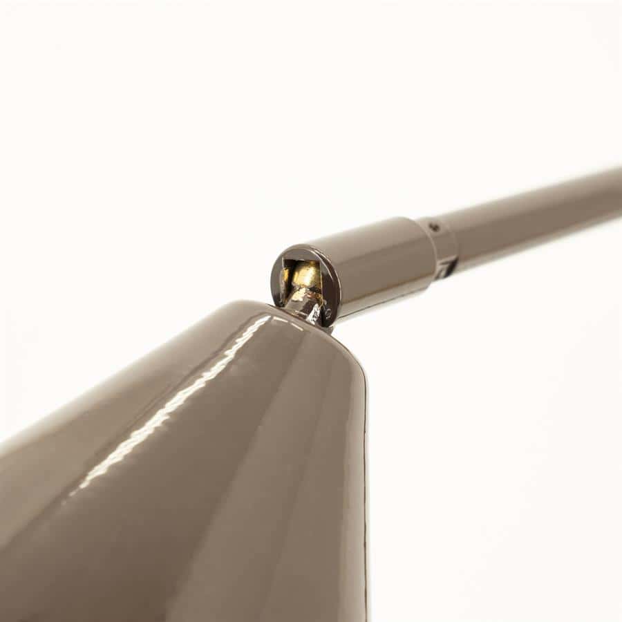 Kruk voor meubels, detail van een meubelonderdeel, modern design van Mokana Meubelen, custom meubels, meubelaccessoires, staal en verf afwerking, hoogwaardige meubelonderdelen, design maatwerk, duurzame meubelmaterialen, vakmanschap in meubels, industriële stijl meubels, eigentijdse meubelaccessoires, design en functionaliteit, innovatief meubelontwerp, maatwerk meubelstukken.