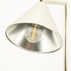 Oosterse hanglamp met metalen afwerking en zichtbare gloeilamp, geschikt voor modern interieur en eetkamers.