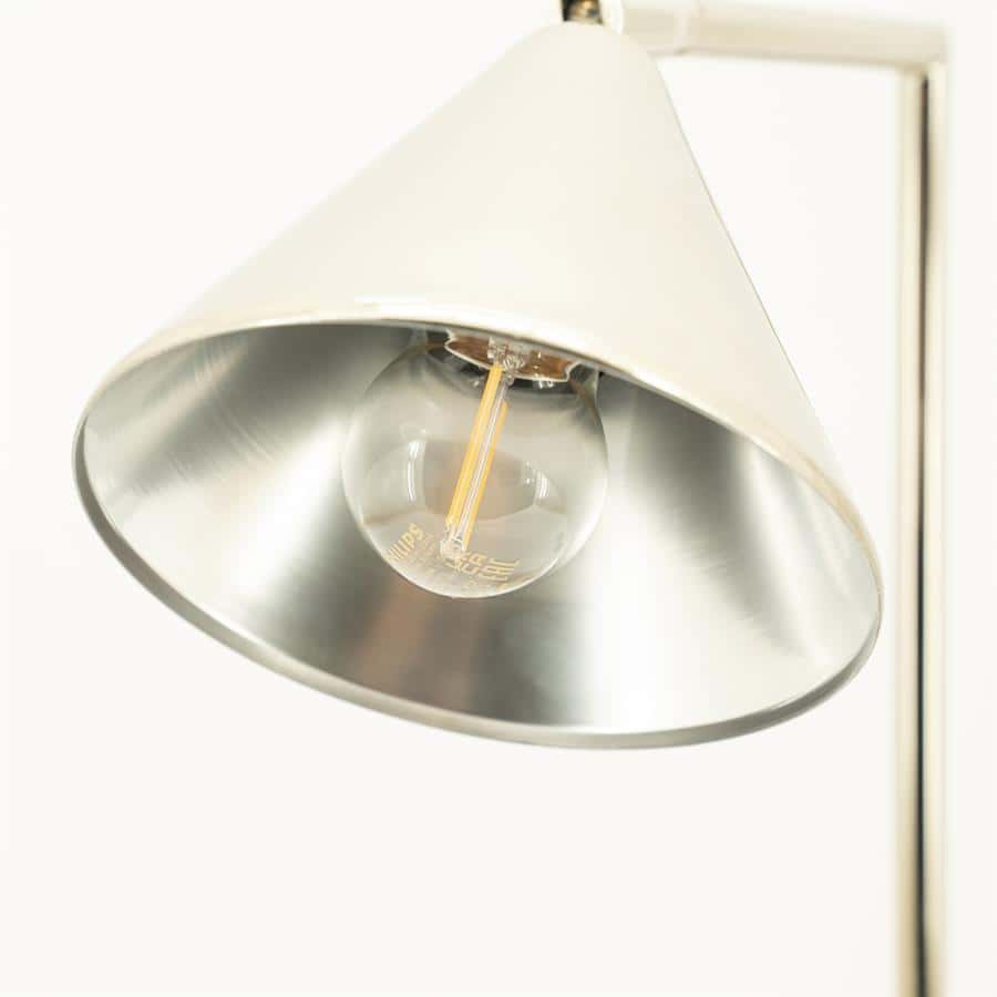 Oosterse hanglamp met metalen afwerking en zichtbare gloeilamp, geschikt voor modern interieur en eetkamers.