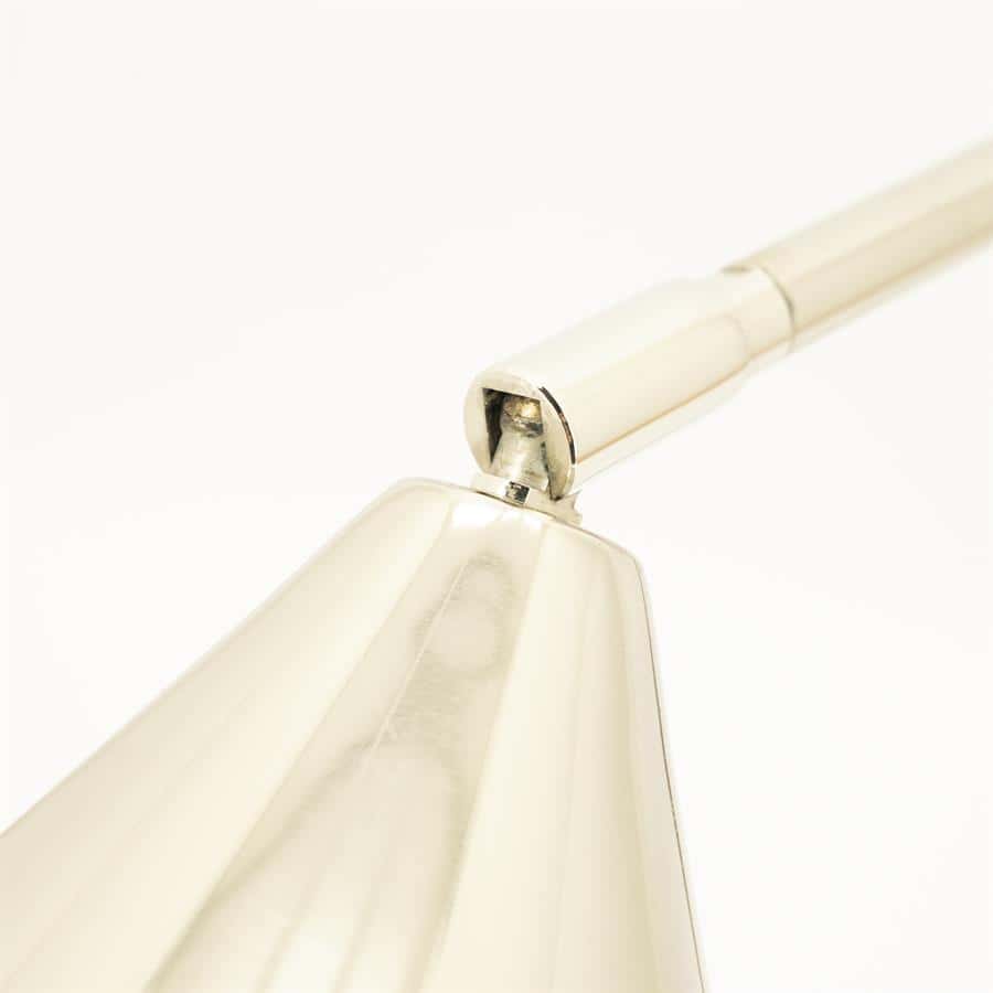 Whit metallic adjustable arm lamp, modern design, adjustable lighting fixture for home or office, sleek metal finish, functional and stylish lighting solution.