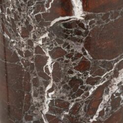 Natuurlijke marmer textuur met dieprode en witte aders, ideaal voor luxe meubelafwerking en design project.