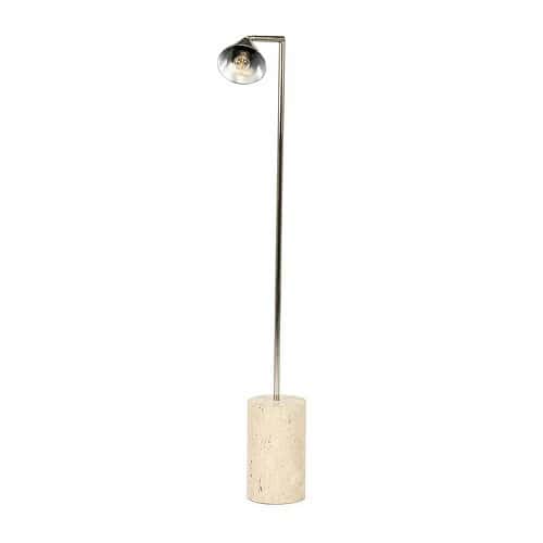 Strakke moderne vloerlamp met betonvoet en metalen arm, verkrijgbaar bij Mokana Meubelen. Perfect voor een eigentijdse woonruimte of kantoorinrichting.