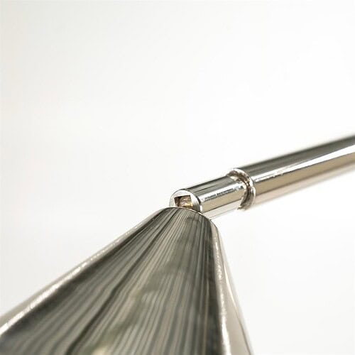 Houten meubel met metalen details, modern design, afgebeeld vanuit laag perspectief op een witte achtergrond.